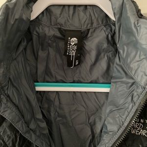 Mountain Hardwear Women’s lightweight Insulated Jacket Black, size Small.